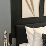Modern Downtown Apartment *