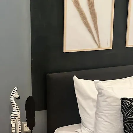 Modern Downtown Apartment *