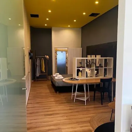 Modern Downtown Apartment *