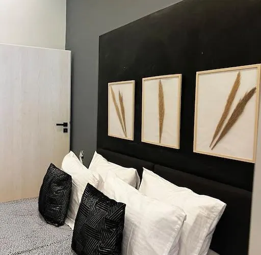 Modern Downtown Apartment *